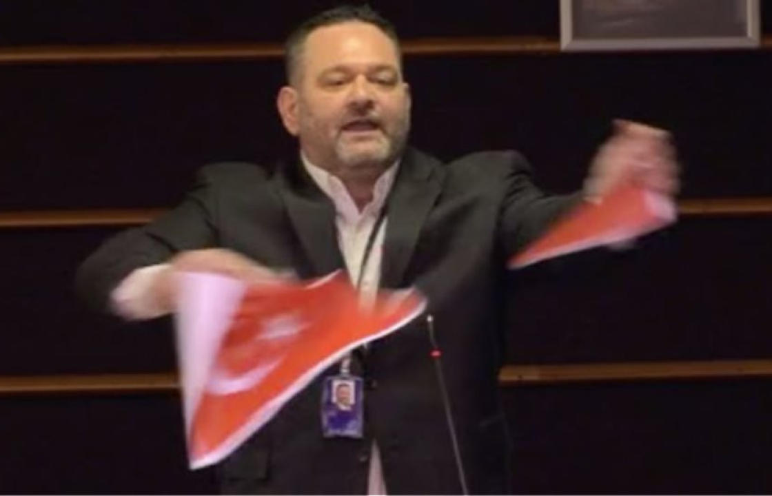 Έσκισε την τουρκική σημαία στο Ευρωκοινοβούλιο ο Λαγός - Απάντησε ο Τσαβούσογλου. BINTEO