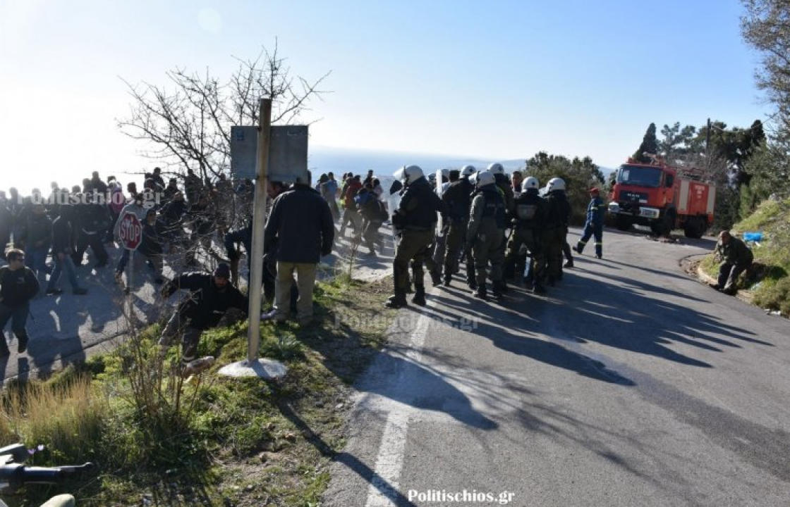 Τα ΜΑΤ συνεχίζουν το &#039;&#039;έργο&#039;&#039; τους στη Χίο - Οργή και αγανάκτηση από τους κατοίκους μπροστά στην βία των ανδρών της αστυνομίας