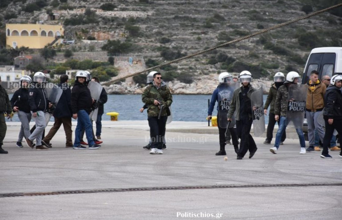 Τα ΜΑΤ έφυγαν σπάζοντας αυτοκίνητα και αποκαλώντας τους Χιώτες τουρκόσπορους - Έκθετη η κυβέρνηση Μητσοτάκη