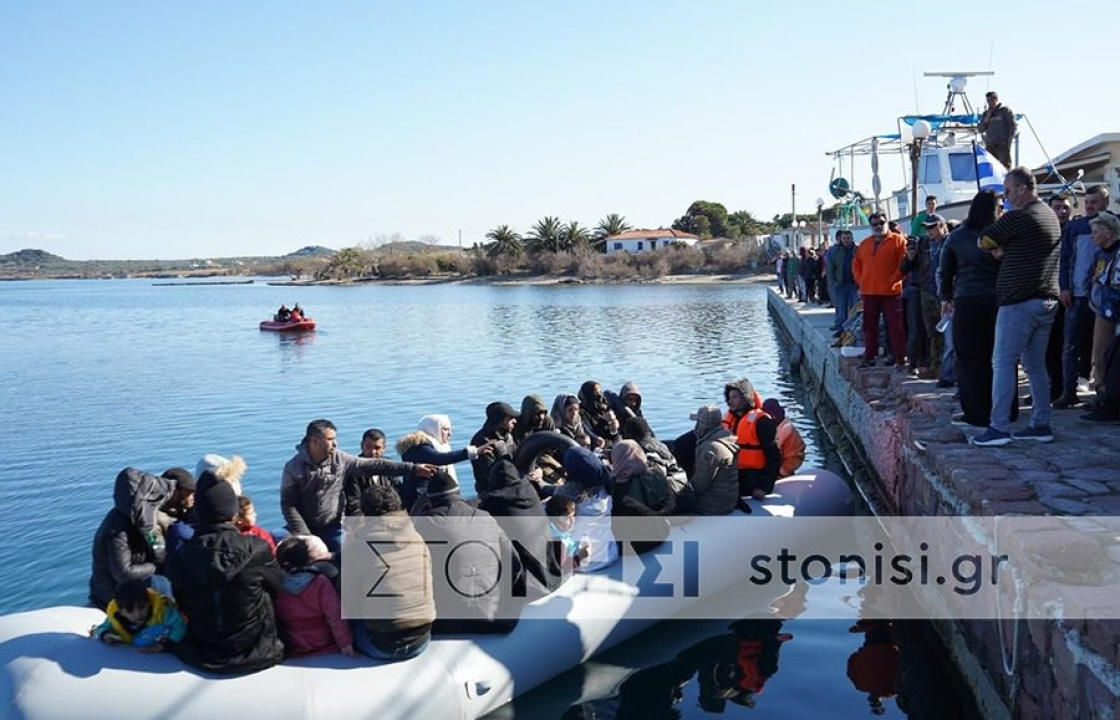Πολίτες εμποδίζουν την αποβίβαση μεταναστών στην Μυτιλήνη - Επεισόδια στο λιμάνι της Θερμής