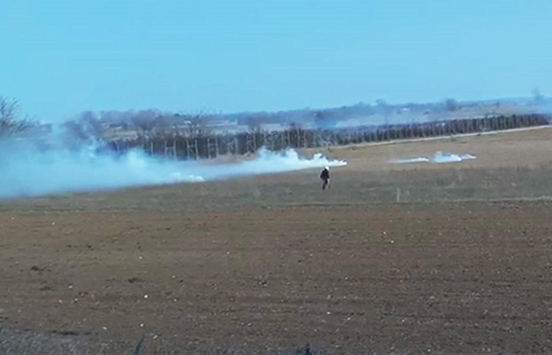 Έβρος: Οι Τούρκοι πετούν χημικά στις ελληνικές δυνάμεις με καθοδήγηση από drones. BINTEO