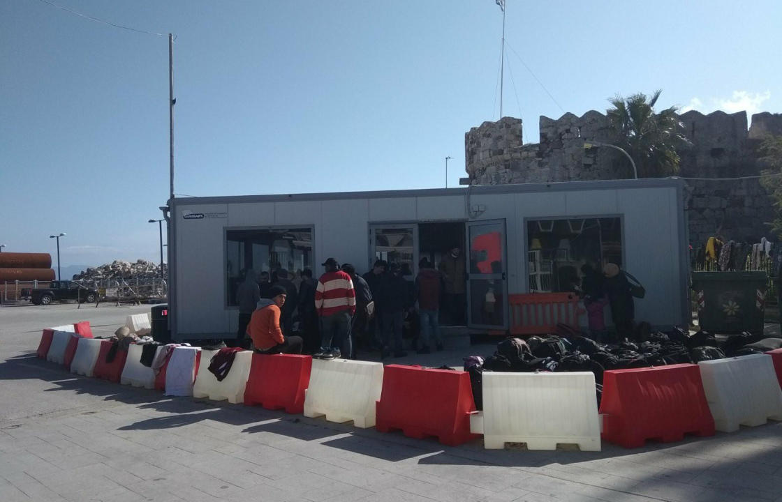 Περίπου 140 μετανάστες κρατούνται στον χώρο αναμονής στο λιμάνι της Κω - Θα μεταφερθούν με αρματαγωγό