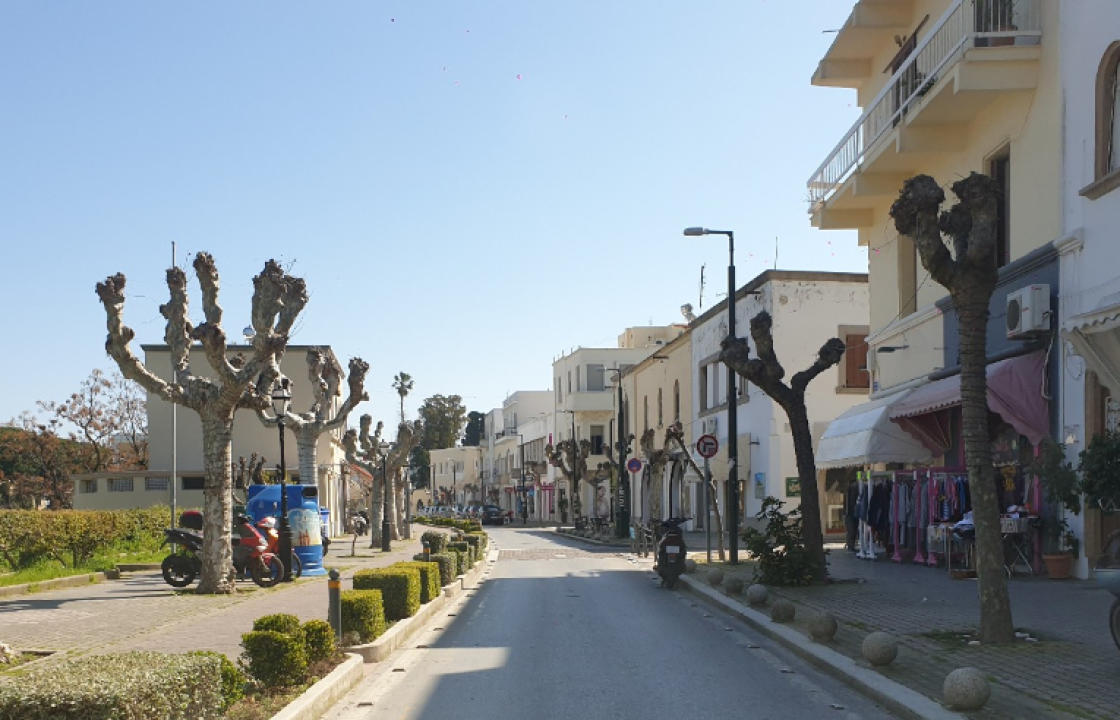 Αισθητά μειωμένη η κίνηση στο κέντρο της Κω - Κοσμοσυρροή σε Super Markets και σε καταστήματα που πωλούν απολυμαντικά