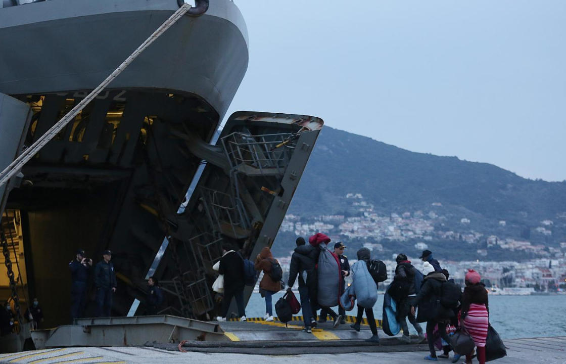 Νότης Μηταράκης: Από σήμερα ξεκινούν οι μεταφορές μεταναστών σε Σέρρες και Μαλακάσα