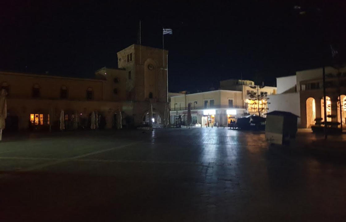 Μεγάλη Παρασκευή στην άδεια και σκοτεινή Πλατεία Ελευθερίας