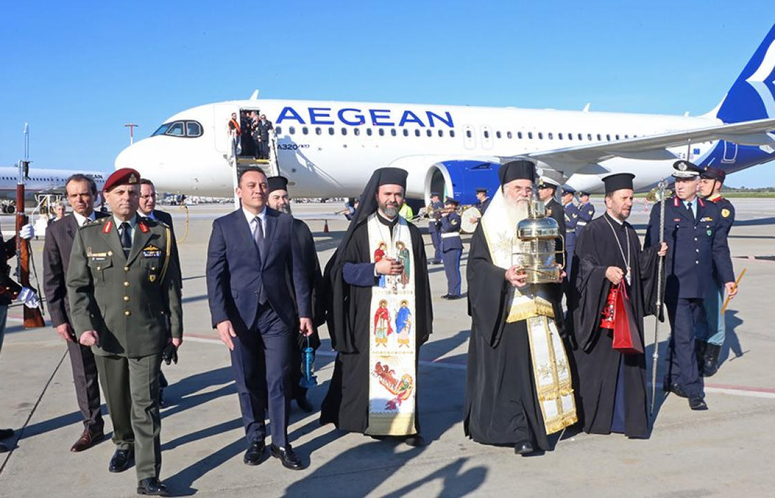 Έφτασε στην Αθήνα το Άγιο Φως - Πρωτόγνωρες εικόνες στον Πανάγιο Τάφο