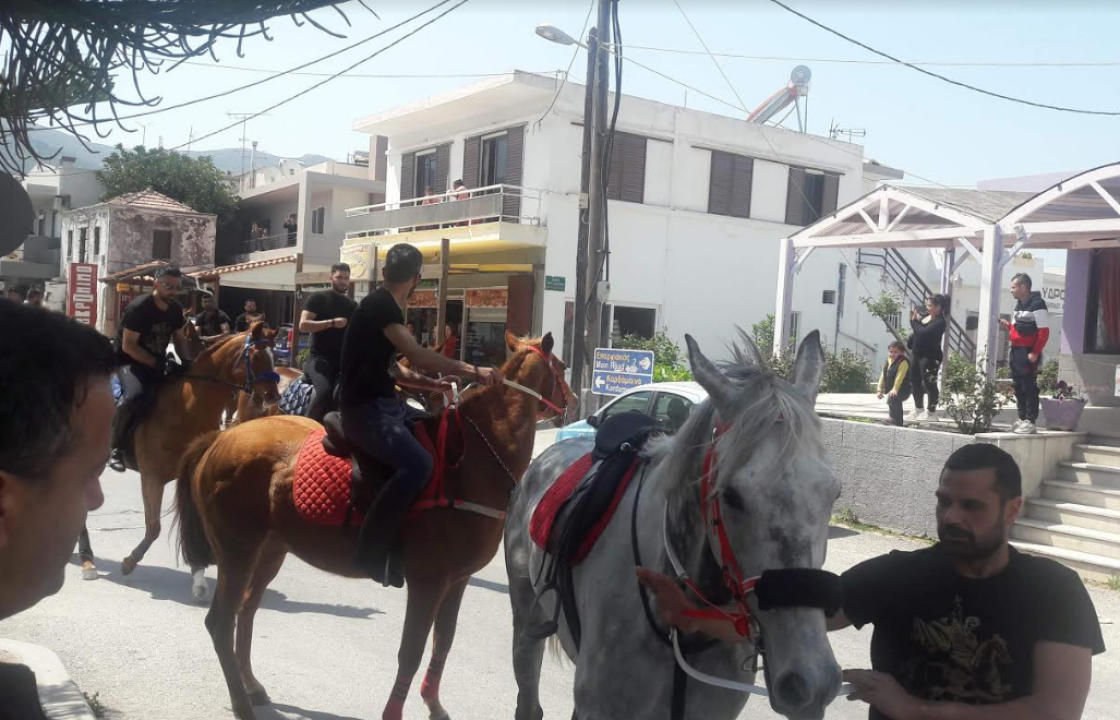 Αναβάτες με τα άλογά τους παρέλασαν μπροστά από τον Άγιο Γεώργιο στο Πυλί! ΦΩΤΟ