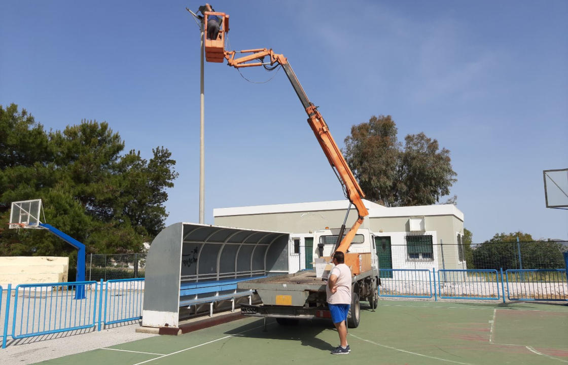 Εργασίες συντήρησης και τοποθέτησης νέων προβολέων LED στο ανοικτό γήπεδο μπάσκετ Ζηπαρίου