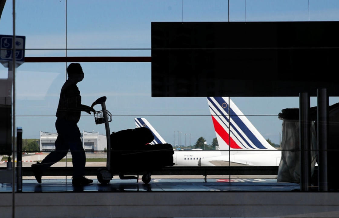 Κομισιόν: Υποχρεωτική η χρήση μάσκας σε αεροπλάνα και αεροδρόμια - Η οδηγία για τις θέσεις
