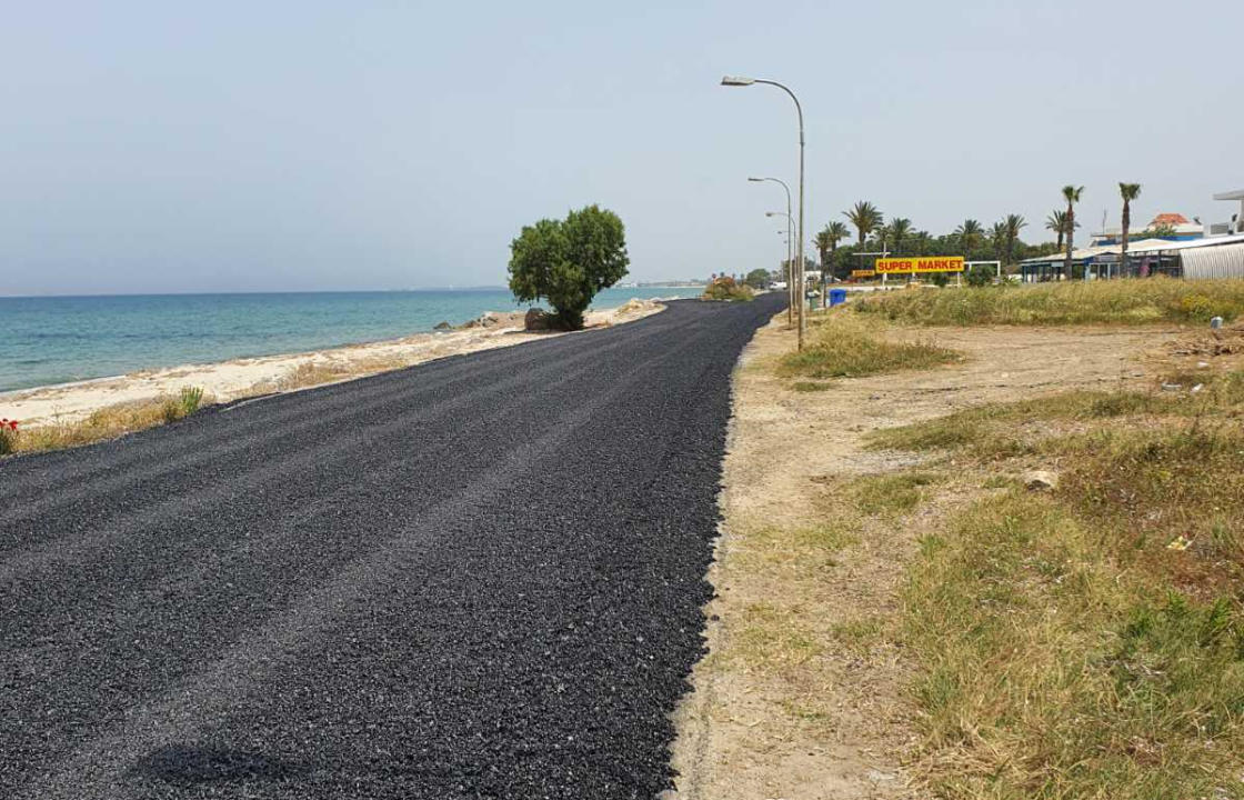 Ξεκίνησε η δεύτερη φάση ασφαλτόστρωσης τμήματος του παραλιακού δρόμου στο Τιγκάκι. ΦΩΤΟ