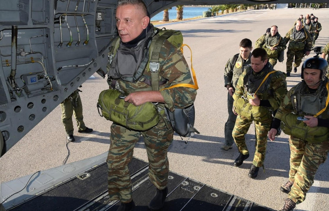 Ο Αρχηγός ΓΕΕΘΑ πέφτει με αλεξίπτωτο στη θάλασσα.  ΒΙΝΤΕΟ