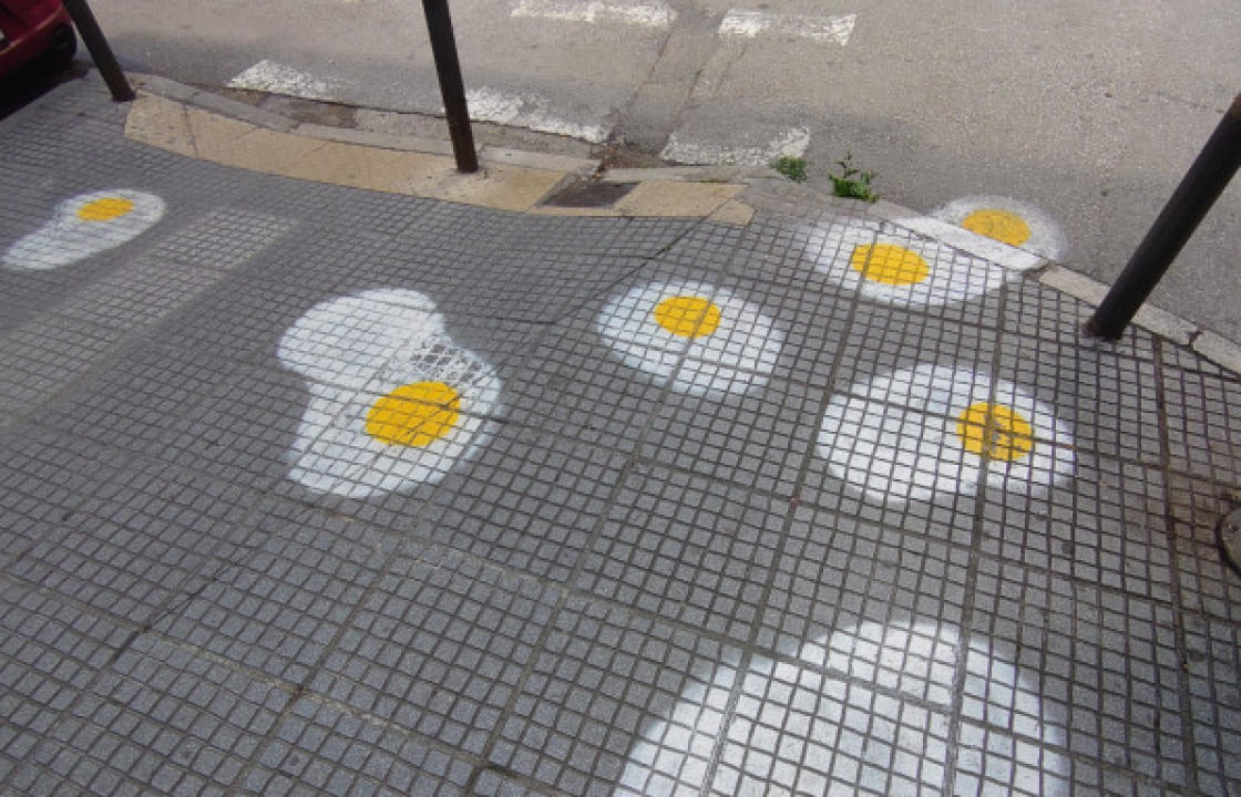Τα πεζοδρόμια στη Θεσσαλονίκη γέμισαν με... τηγανητά αυγά
