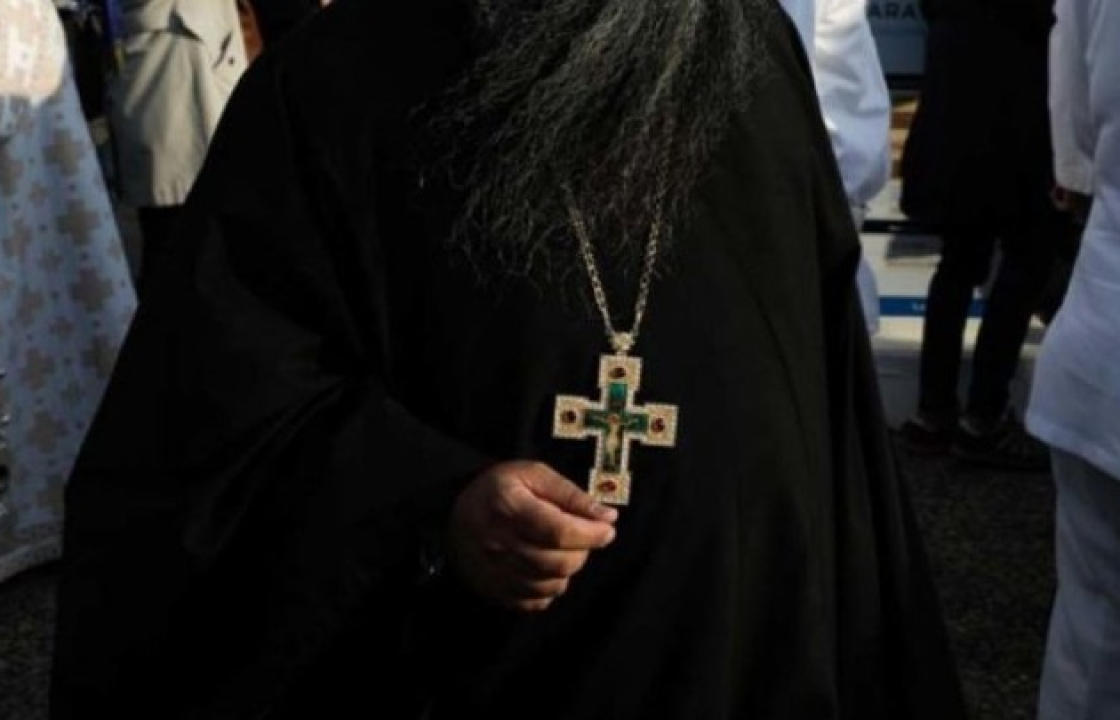 Συνελήφθη ιερέας στην Κάλυμνο που καλούσε τους πιστούς να μην φορέσουν μάσκες στην εκκλησία
