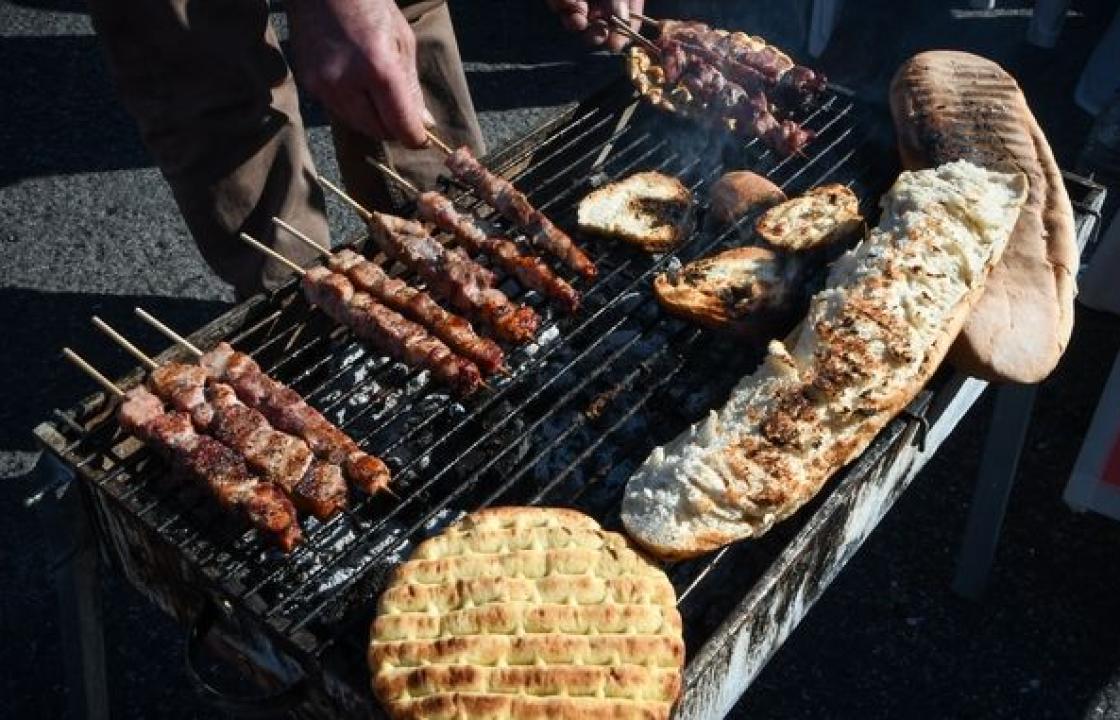 Τσικνοπέμπτη: Πώς προέκυψε το έθιμο με το ψήσιμο του κρέατος