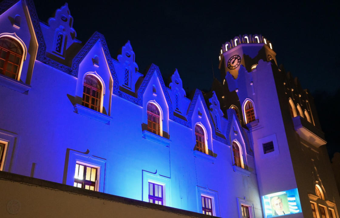 Φωταγωγήθηκε μπλε το εμβληματικό κτίριο του Διοικητηρίου Κω για τον εορτασμό των 200 χρόνων από την Έναρξη της Επανάστασης του 1821