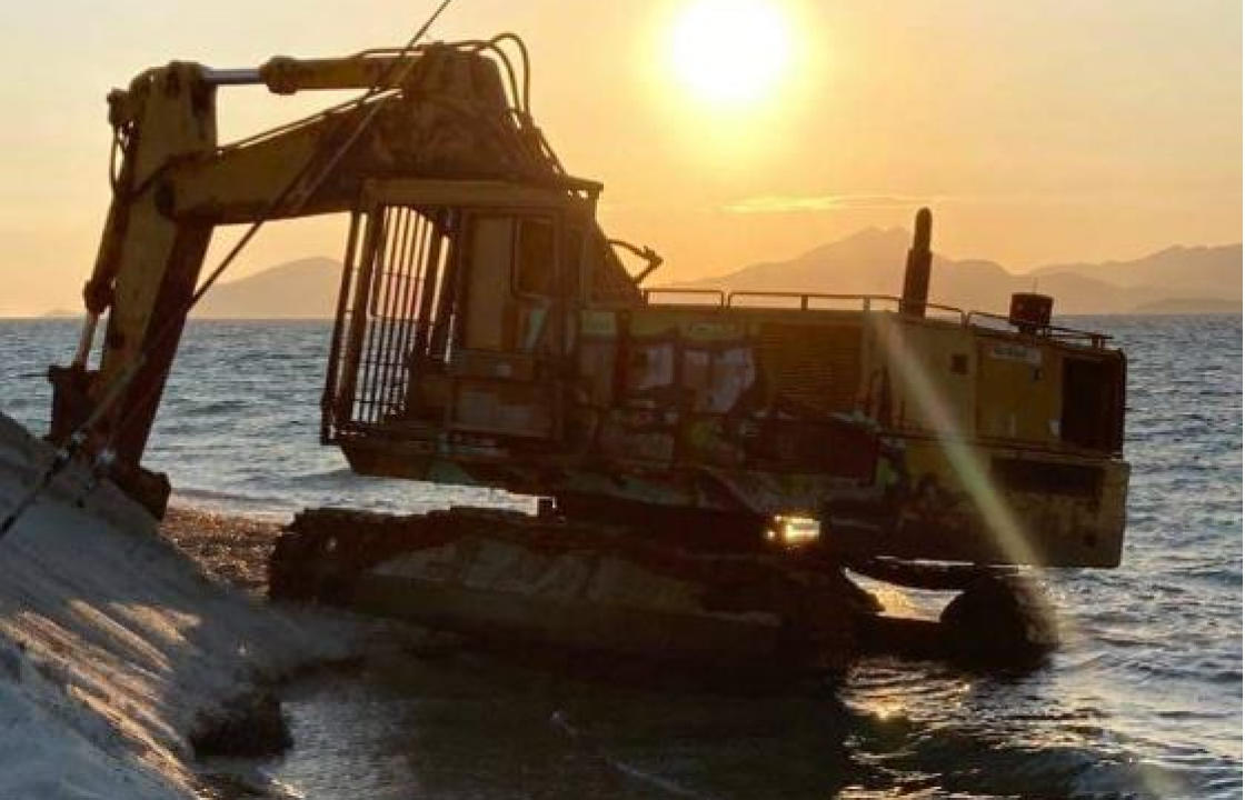 Δύναμη Αλλαγής: Σχεδόν ένα μήνα εγκαταλειμμένο το μηχάνημα του δήμου μέσα στη θάλασσα σε τουριστική περιοχή