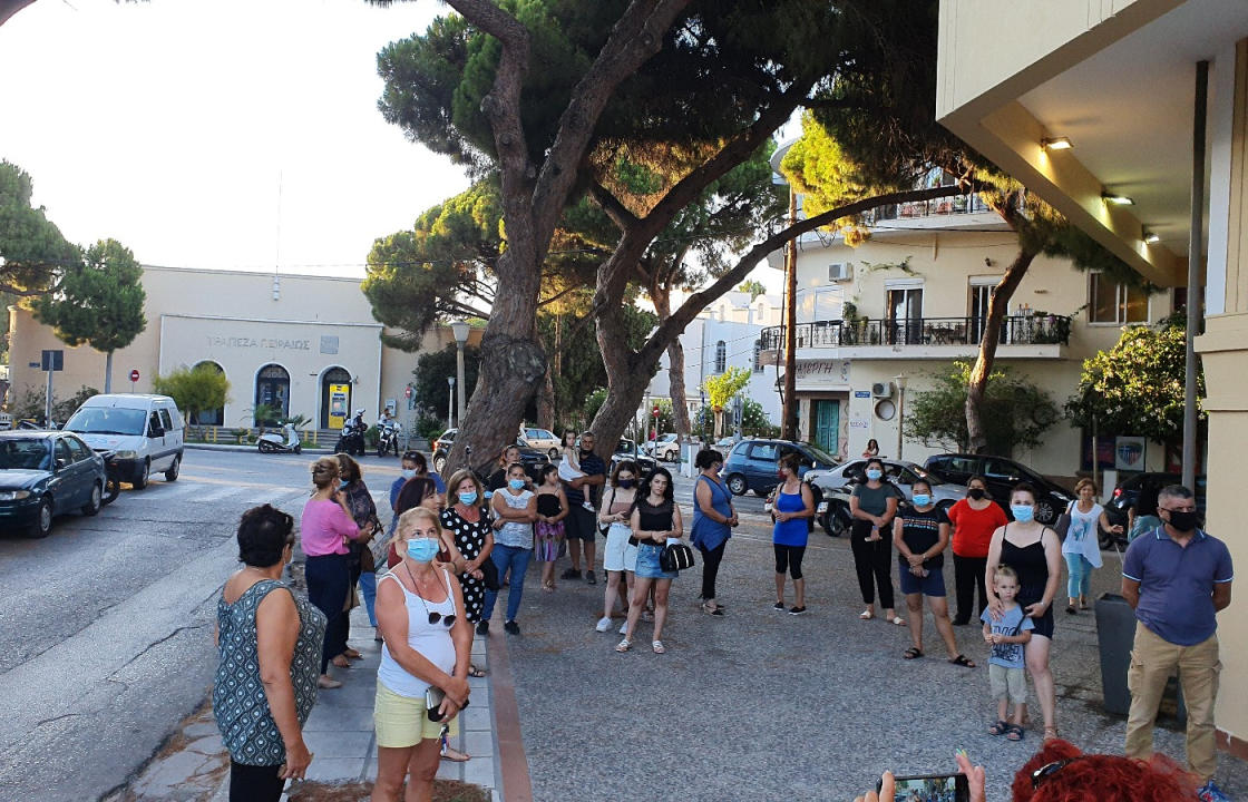 Η διαμαρτυρία των εργαζομένων του Ομίλου Κυπριώτη στα γραφεία της Ένωσης Ξενοδόχων Κω