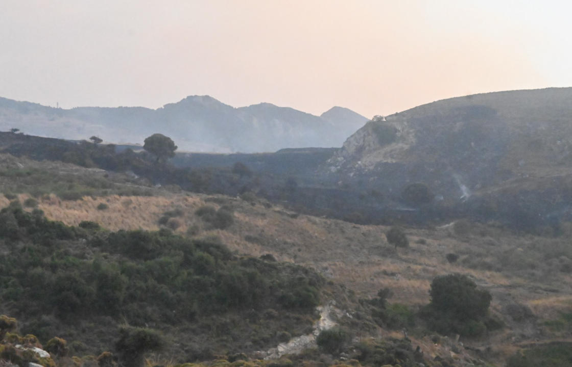 Έσβησε η φωτιά στην Κω - Ρίψεις νερού και από το ελικόπτερο της πυροσβεστικής το πρωί της Τετάρτης