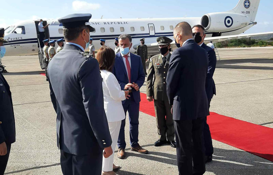 Η υποδοχή της Προέδρου της Δημοκρατίας στο αεροδρόμιο της Κω - Μετέβη στην Κάλυμνο για τις επετειακές εκδηλώσεις για τη Ναυμαχία του Γέροντα