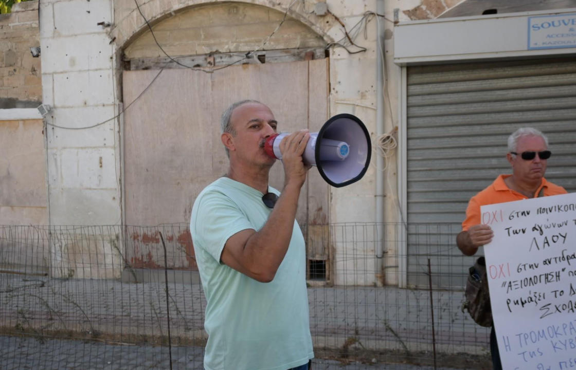 Απάντηση του Προέδρου της Β΄ΕΛΜΕ ΔΩΔΕΚΑΝΗΣΟΥ: &#039;&#039;Κοτσαμπάσηδες, πασάδες και σεβάσμιοι δεσποτάδες, κυβερνούσανε τη χώρα, καλή ώρα&#039;&#039;