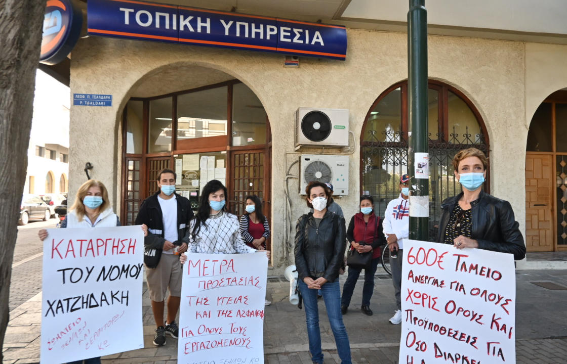 Η συγκέντρωση του Σωματείου Ξενοδοχοϋπαλλήλων &amp; Σερβιτόρων Κω έξω από τον ΟΑΕΔ, για τον αποκλεισμό συναδέλφων τους από την επιδότηση ανεργίας