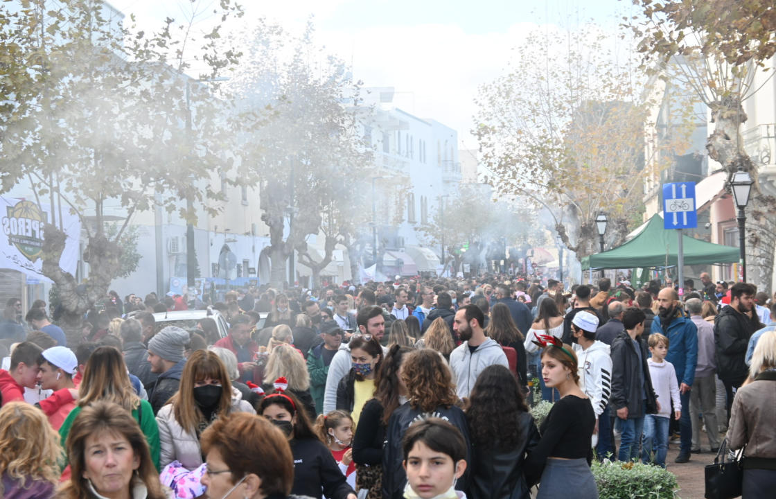 Γέμισε χριστουγεννιάτικες μελωδίες και γεύσεις το κέντρο της Κω - Μεγάλη η συμμετοχή στο χριστουγεννιάτικο παζάρι