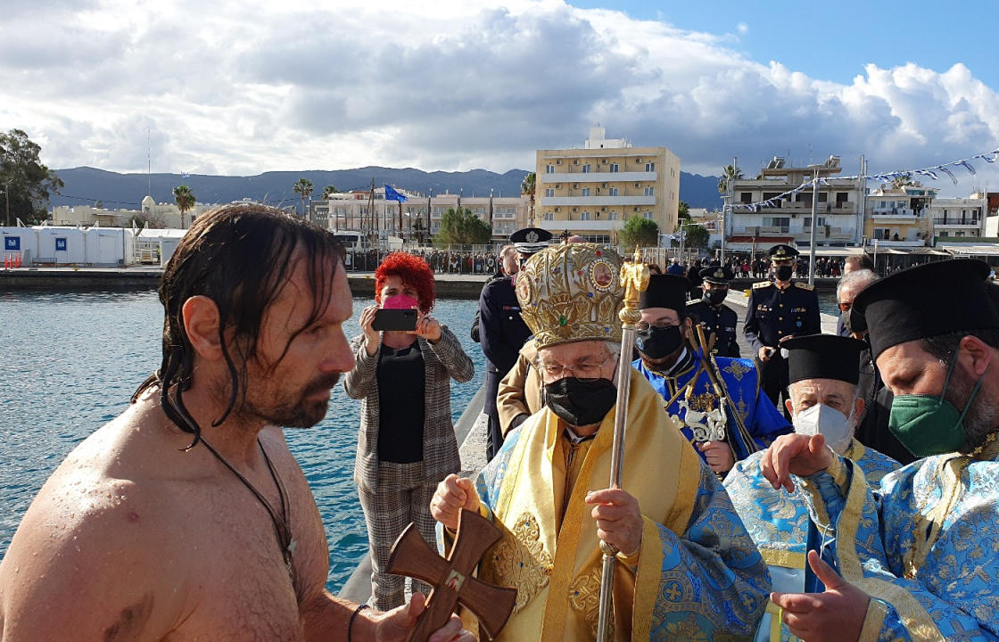 Τα θεοφάνεια στην Κω- Ο Δημήτρης Κανάρης έπιασε τον Σταυρό. Βίντεο &amp; Φωτό