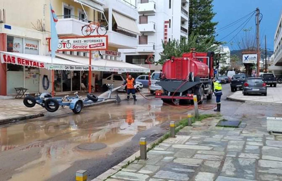 Ξεκίνησε το πλύσιμο των δρόμων στην πόλη της Κω - Απομακρύνονται οι λάσπες από το οδικό δίκτυο