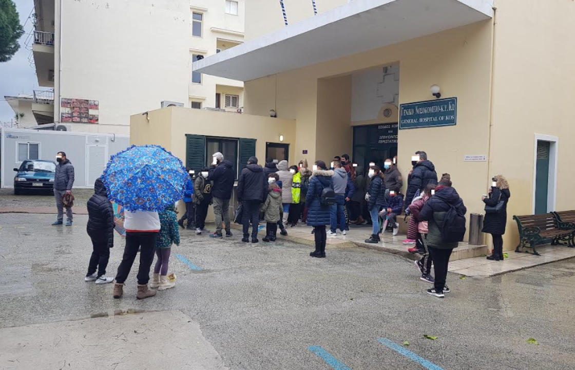 Παιδικοί εμβολιασμοί στην Κω: Υπό βροχή, κρύο και ανοργανωσιά - Γράφει ο Γιώργος Χ. Πασσανικολάκης