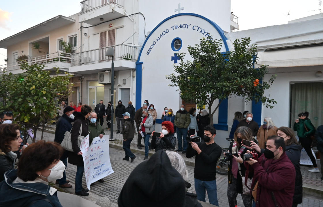 Η Συγκέντρωση έξω από το Νοσοκομείο της Κω, μετά από κάλεσμα του Εργατικού Κέντρου