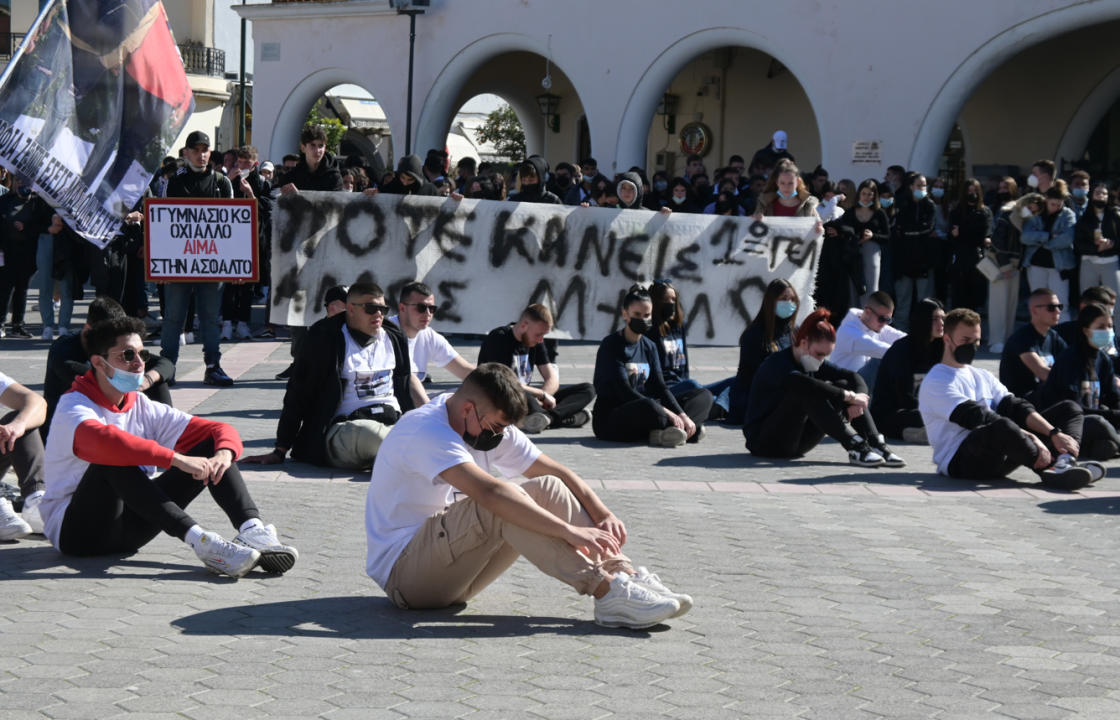Ήταν όλοι εκεί - Συγκίνηση στην πορεία του ΕΠΑΛ Κω με αφορμή την απώλεια του Μάξιμου και του Μανώλη