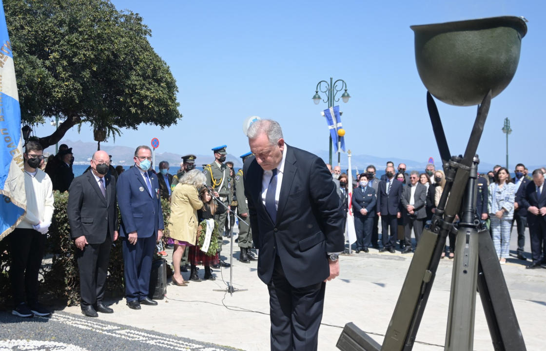 Η Επιμνημόσυνη δέηση στον Βωμό της Πατρίδας και η κατάθεση στεφάνων στο Ηρώο