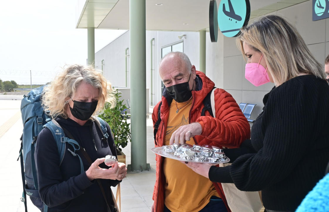 Με κεράσματα και μουσική υποδέχθηκε ο Δήμος Κω τους πρώτους τουρίστες στο αεροδρόμιο της Κω