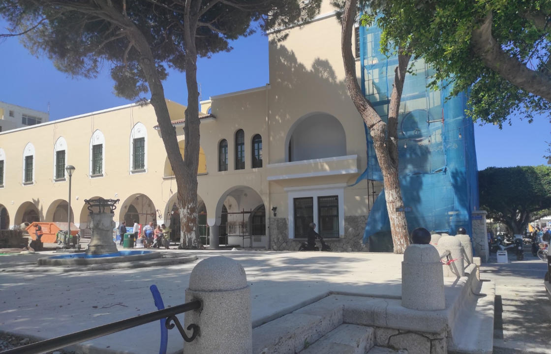 Απομακρύνθηκαν τα δύο πεύκα πλησίον του Δημαρχείου Κω - Τις επόμενες ημέρες η αντικατάσταση τους