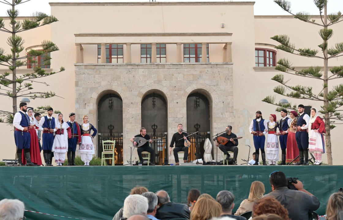 Ξεσήκωσαν τον κόσμο οι χορευτές του Ομίλου Βρακοφόρων Κρήτης και οι μουσικοί, στην Πλατεία Ελευθερίας στην Κω