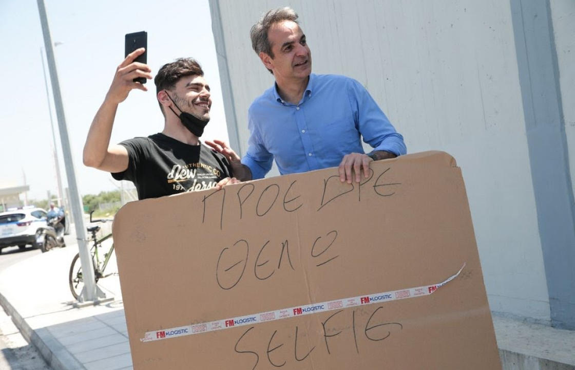Αεροδρόμιο Κω - Νεαρός ζήτησε με πλακάτ selfie από τον Πρωθυπουργό! Μητσοτάκης: &#039;&#039;Ικανοποιώ όλα τα αιτήματα&#039;&#039;