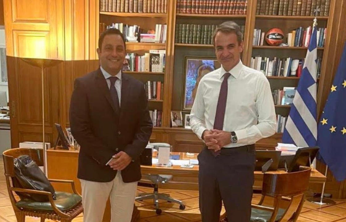 Η συνάντηση του Αντώνη Γιαννικουρή με τον Πρωθυπουργό - παρέδωσε στον κ. Μητσοτάκη εκ μέρους του συλλόγου Μικρασιατών Κω το βιβλίο του κ. Αλέκου Μαρκόγλου «Πατρίδες Μικράς Ασίας»