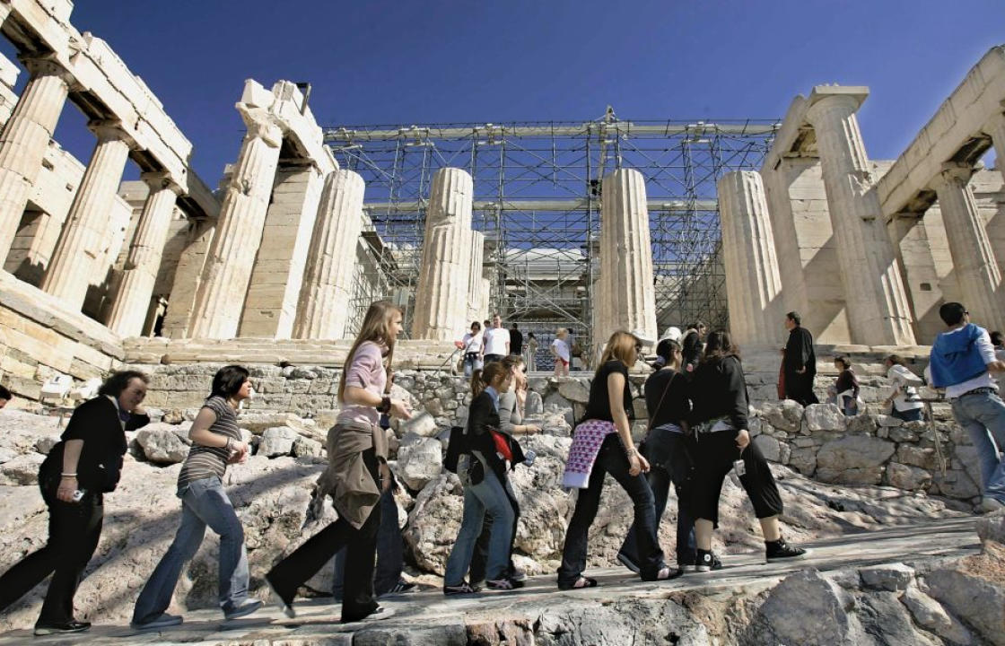 Ελλάδα: 7.983.000 τουρίστες και 5,1 δισ. έσοδα το πρώτο εξάμηνο