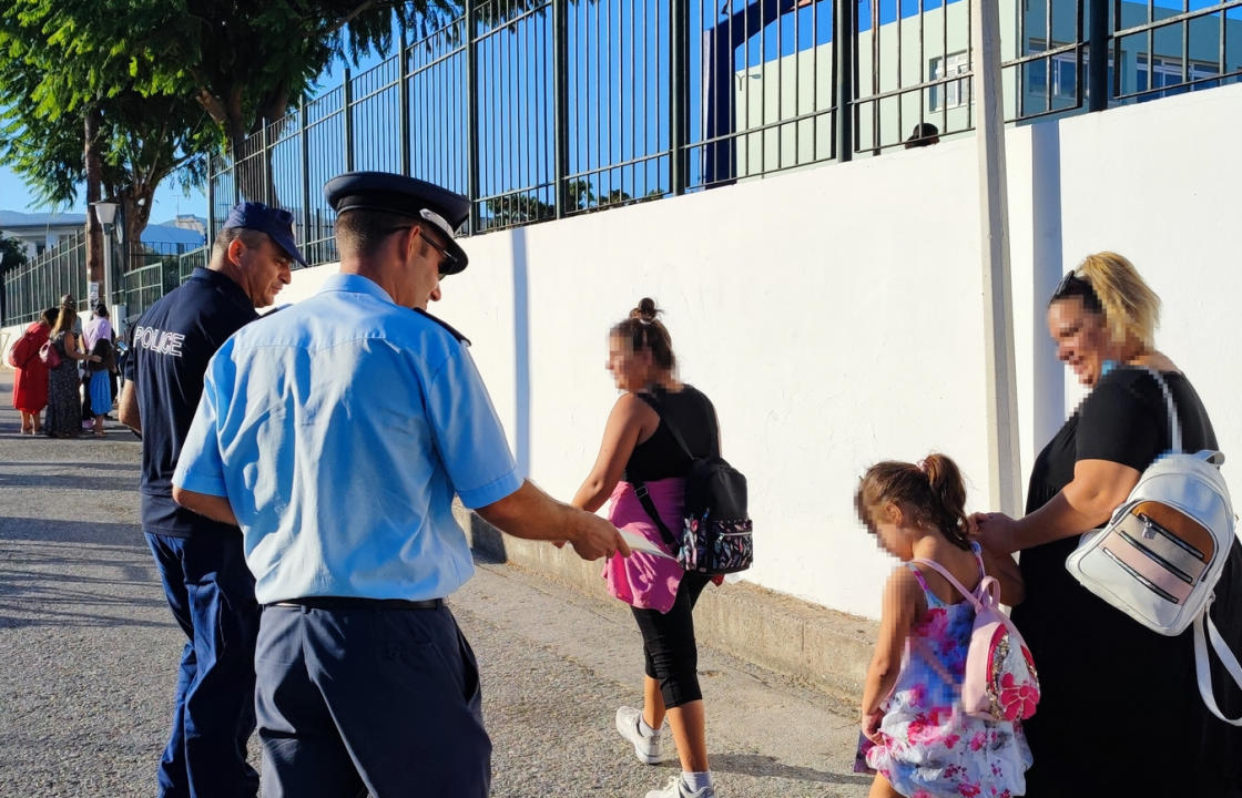 Ενημερωτικά φυλλάδια οδικής ασφάλειας διανεμήθηκαν από αστυνομικούς σε γονείς και μαθητές σχολείων στo Νότιο Αιγαίο