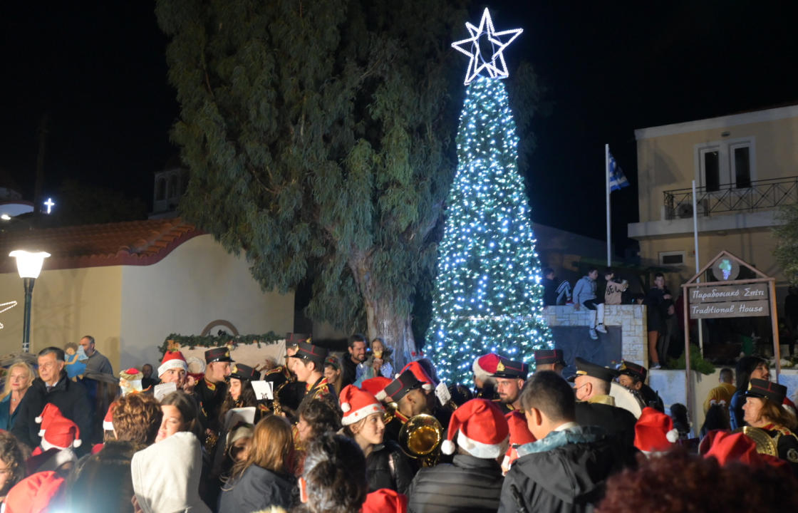 Το παζάρι και το άναμμα του Χριστουγεννιάτικου δέντρου στο Πυλί - Δείτε φωτογραφίες και βίντεο