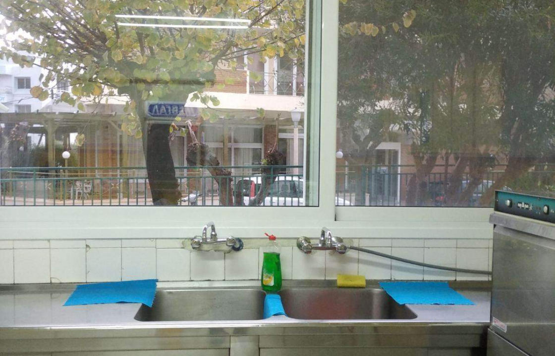 Π. Χατζηχριστοφής: Στο παιδικό σταθμό της οδού Αμερικής τοποθετούμε νέα κουφώματα αντικαθιστώντας τα παλιά και χαλασμένα πλέον παράθυρα. ΦΩΤΟ