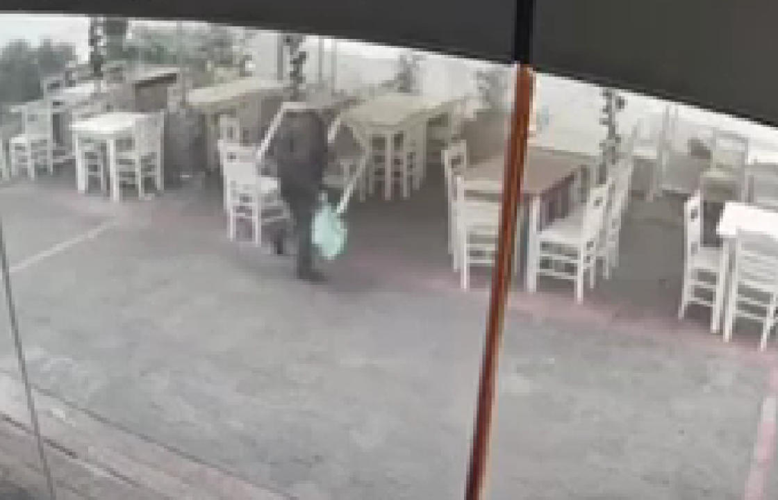 Άγνωστος αναποδογύρισε τραπεζοκαθίσματα σε κατάστημα εστίασης στο κέντρο της Κω - Δείτε το βίντεο