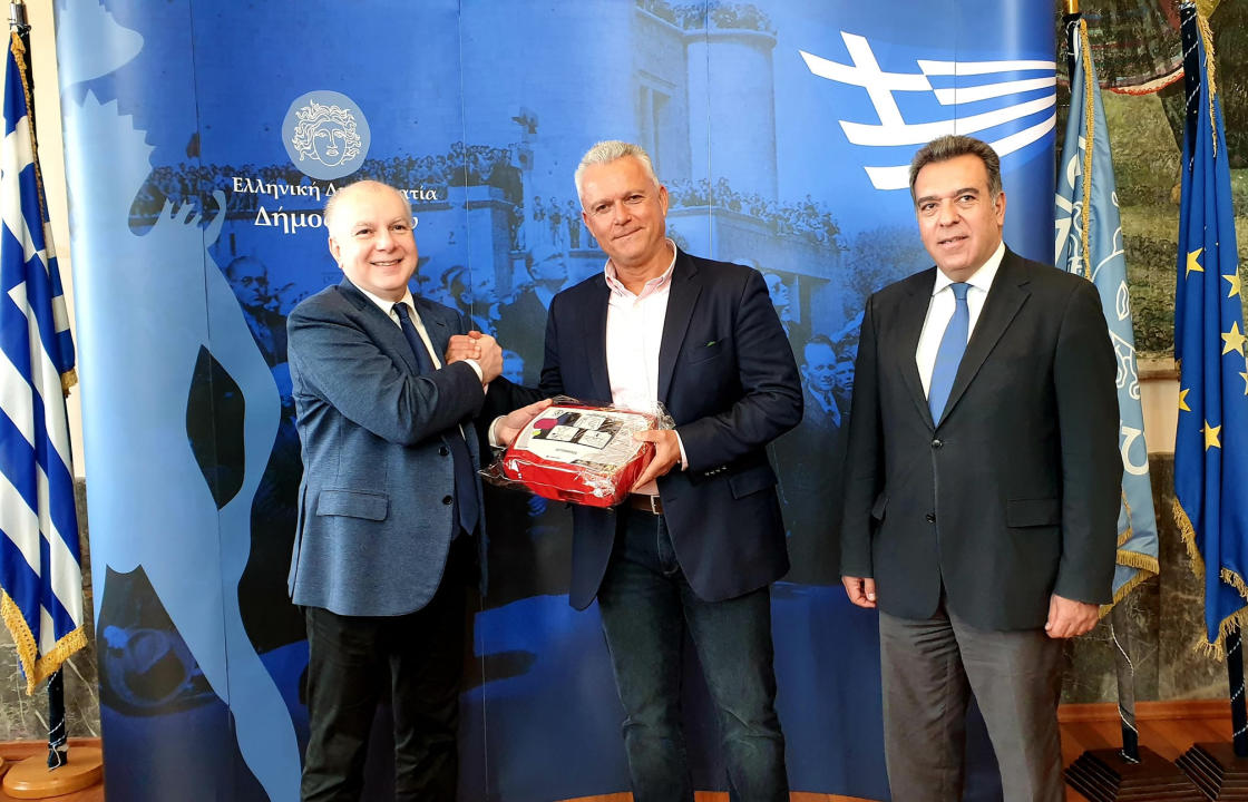 Διάθεση δεκαέξι απινιδωτών σε μικρούς νησιωτικούς Δήμους της Περιφέρειας Νοτίου Αιγαίου
