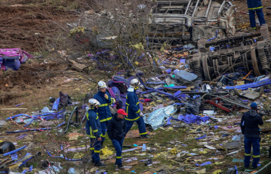 Σύγκρουση τρένων στα Τέμπη - Συγκλονίζει η θεία του 20χρονου επιζώντα από το πρώτο βαγόνι: «Σκάστε όλοι οι πολιτικοί - Oυρλιάζουν οι μανάδες»