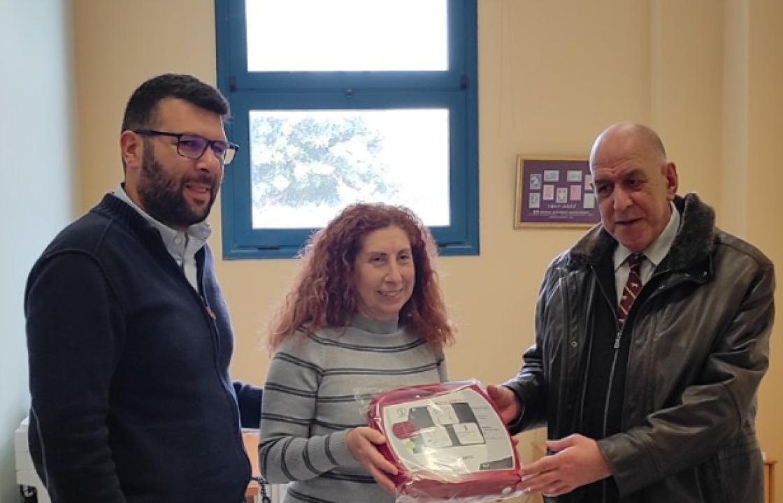 Δημοτικό Σχολείο Καρδάμαινας: Ευχαριστήριο στην οικογένεια Μανώλη Χατζηάμαλλου για τη δωρεά απινιδωτή