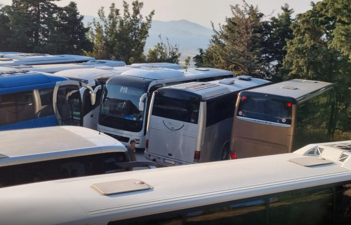 Απορρίφθηκε το αίτημα για απαγόρευση διέλευσης των τουριστικών λεωφορείων μέσα από τον οικισμό της Ζιάς