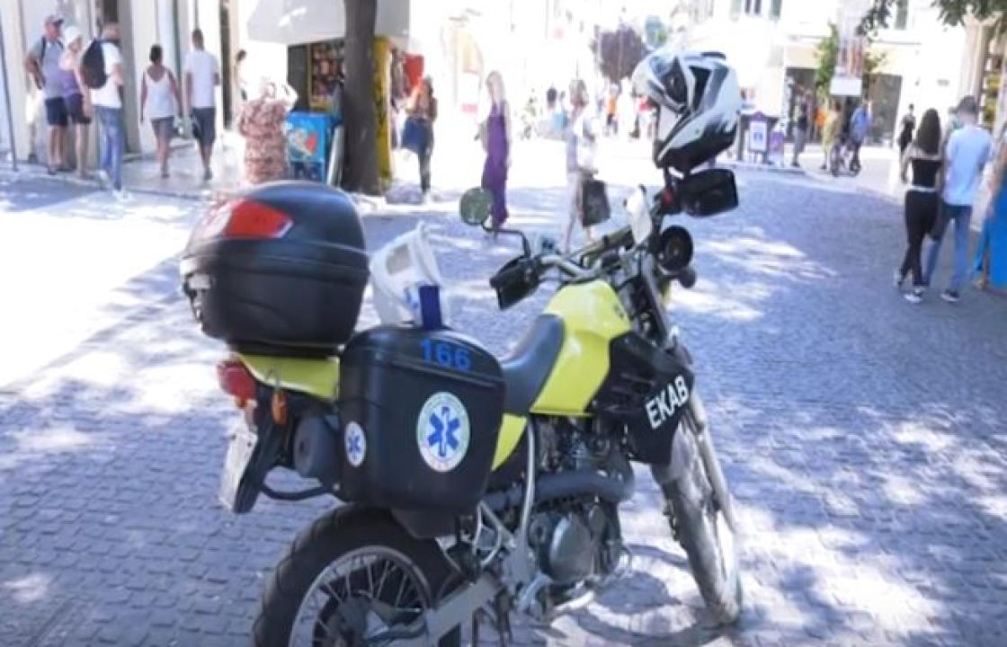 Διασώστης – μοτοσυκλετιστής του ΕΚΑΒ τον Αύγουστο στην Κω
