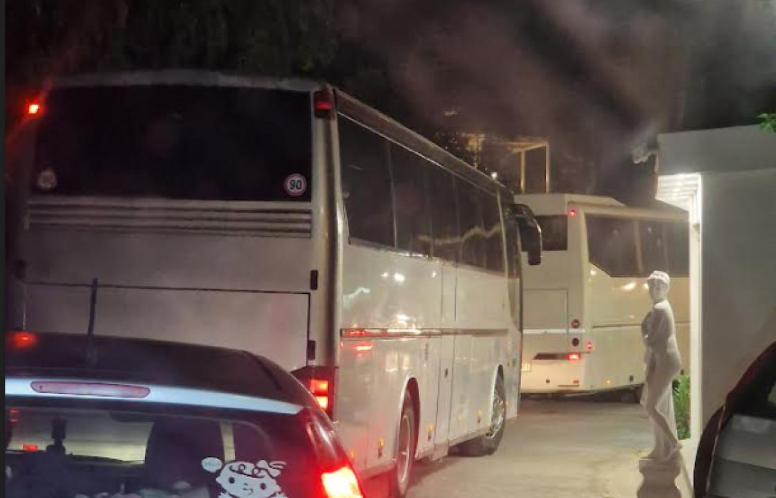 Γιατί πρέπει να κλείνει ο κεντρικός δρόμος της Ζιάς κατά την άφιξη και την αναχώρηση των τουριστικών λεωφορείων;