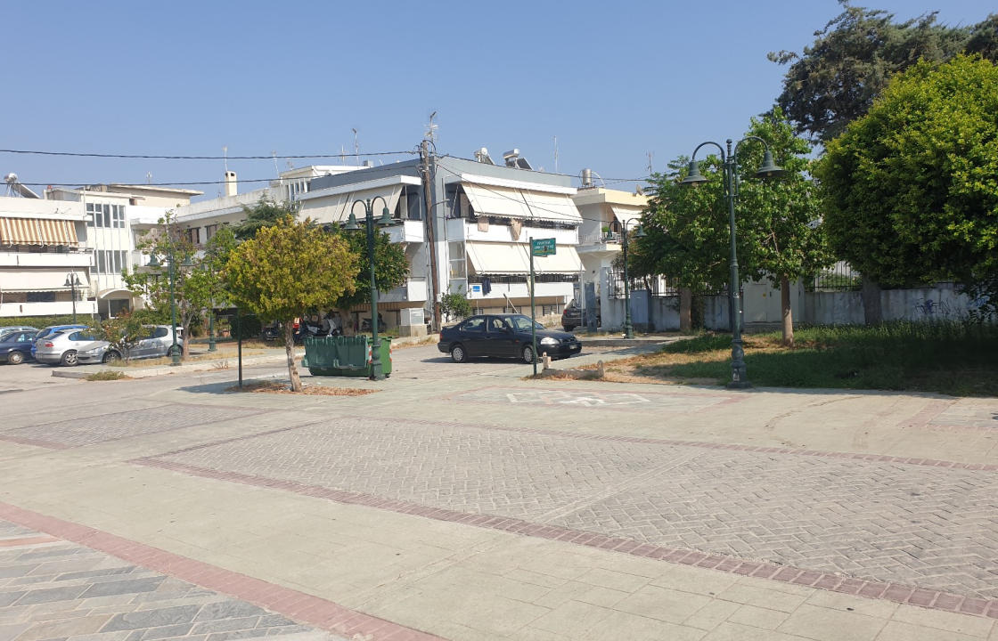 Παράπονα από κατοίκους της περιοχής για το παρκάρισμα στο πάρκο επί της οδού Πολυτεχνείου στο Ζηπάρι