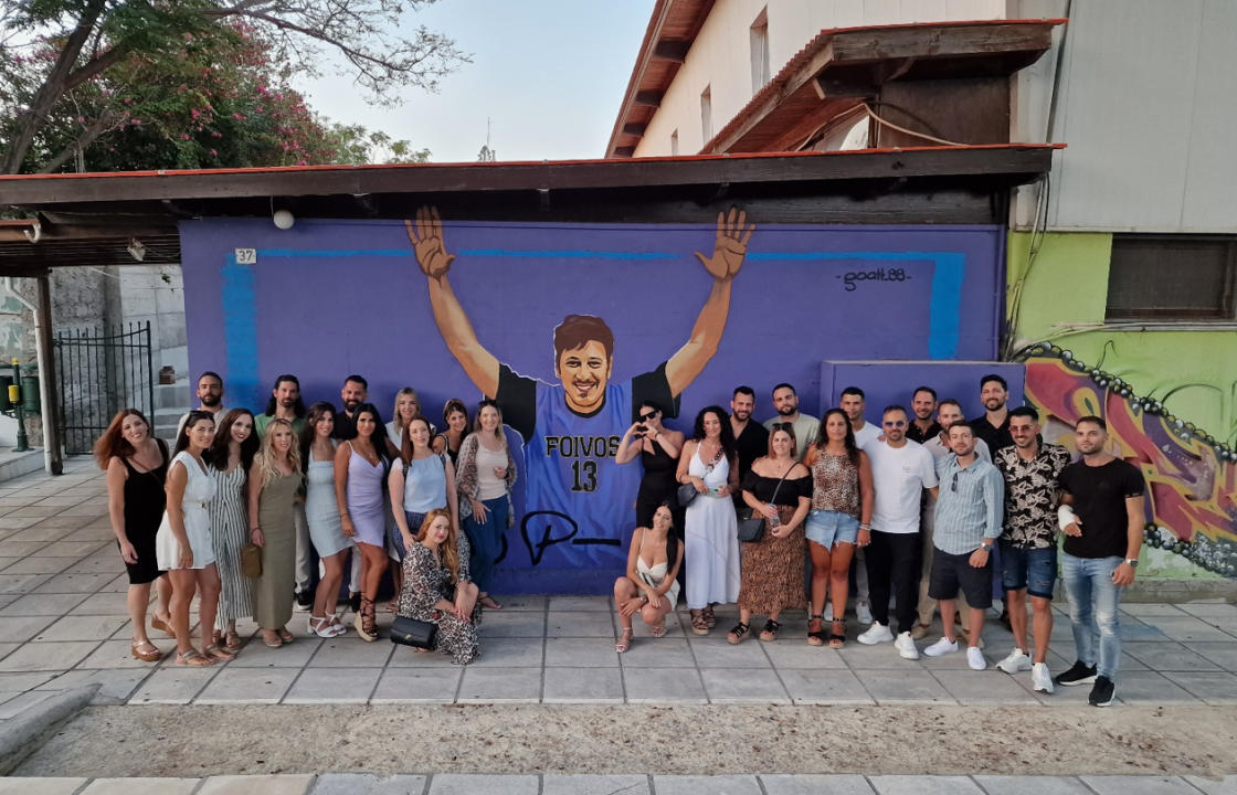 To Reunion των αποφοίτων του 2008 του 1ου Ιπποκρατείου Λυκείου Κω - Συγκίνηση και χαρά! Η φωτογραφία με το γκράφιτι του συμμαθητή τους Δημήτρη Παππούλη